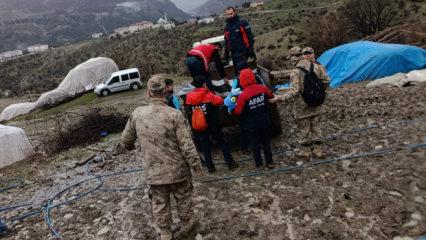 Siirt&rsquo;te fırtına ve sağanak &ccedil;adırları yıktı: 20 kişi tahliye edildi