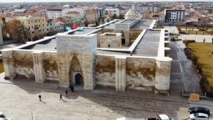 Sultanhanı Kervansarayı&rsquo;na yoğun ilgi: 800 yıllık Sel&ccedil;uklu eseri ziyaret&ccedil;ilerini ağırlıyor