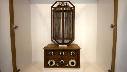 Telgraftan d&ouml;n&uuml;şt&uuml;r&uuml;len 106 yıllık radyo g&uuml;n&uuml;m&uuml;ze ışık tutuyor