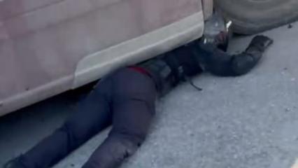 TIR'ın altında kaldı, ekipmanı sayesinde hafif sıyrıklarla kurtuldu! 