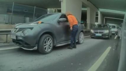 Trafikte yol kesen kadının &ouml;fkeli saldırısı kamerada