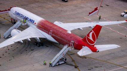 T&uuml;rk Hava Yolları 100 bin &ccedil;alışanının fotoğrafıyla giydirdiği 500. u&ccedil;ağını tanıttı