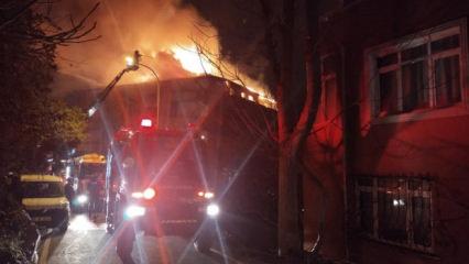 &Uuml;sk&uuml;dar&rsquo;da 7 katlı binada korkutan yangın