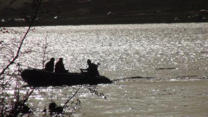 Uyandığında yan koltuk boştu! Dalgı&ccedil;lar kayıp gen&ccedil; i&ccedil;in g&ouml;lete girdi
