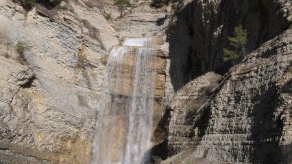 Yağışlarla canlanan Şarlayan Şelalesi doğa tutkunlarını mest ediyor