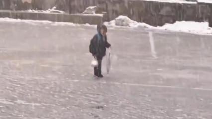 Bitlis'te y&uuml;rek ısıtan olay: Kar altında İstikl&acirc;l Marşı okudu 