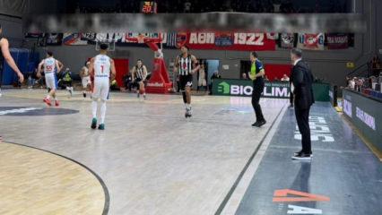 Yunan taraftarlardan Beşiktaş ma&ccedil;ında hadsiz pankart