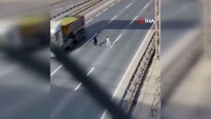 Y&uuml;reklerin ağza geldiği anlar! &Ccedil;ocukların TEM otoyolunda tehlikeli hareketi!
