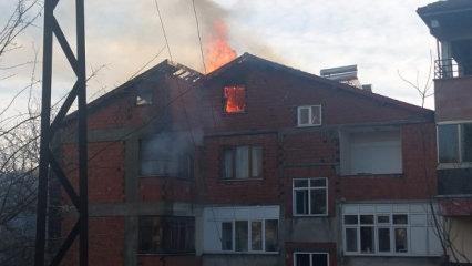 Zonguldak'ta 6 katlı binanın &ccedil;atısı alev alev yandı