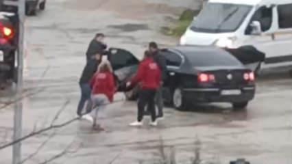 Adana'da trafikte gergin anlar: Kadının sopalı m&uuml;dahalesi kamerada