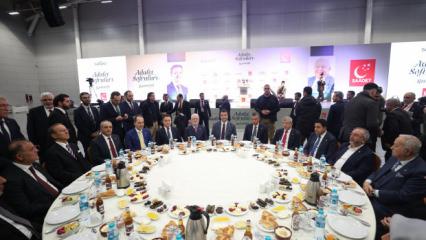 Saadet Partisi'nin geleneksel iftar programı! Liderler iftarda bir araya geldi