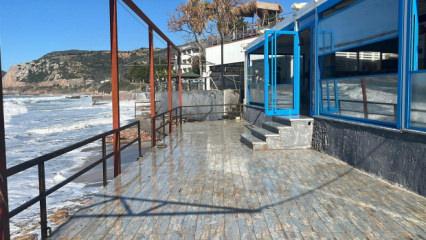 Alanya'da dalgalar balık lokantasını bastı! O anlar kamerada