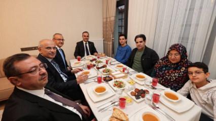 Bakan Kacır Malatya'da depremzede ailenin iftar sofrasına konuk oldu