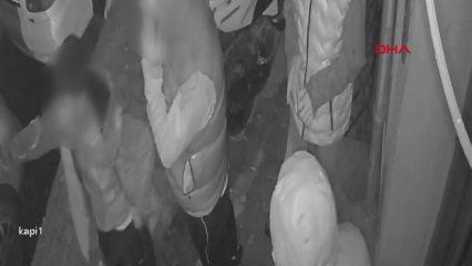 Bunlar nasıl &ccedil;ocuk! Evine giden adama sebepsiz yere tekme tokat saldırdılar