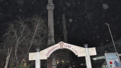 Cami avlusunda korku dolu anlar! İmam canını zor kurtardı