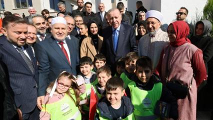 Cumhurbaşkanı Erdoğan, Ataşehir&rsquo;de &ccedil;ocukların sevgi g&ouml;sterileriyle karşılandı