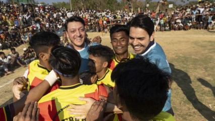 Efsane futbolcu Mesut &Ouml;zil, Arakanlı &ccedil;ocuklarla ma&ccedil; yaptı! 'Futbolu umut i&ccedil;in kullanıyor'