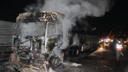 Ey&uuml;psultan'da seyir halindeyken yanan tır kullanılamaz hale geldi