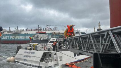 Gemide mahsur kalan 6 personel, sepetli merdivenle kurtarıldı