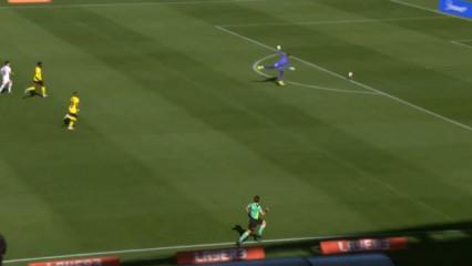 G&ouml;r&uuml;nt&uuml;ler Avustralya'dan: Kalecinin talihsiz anları viral oldu