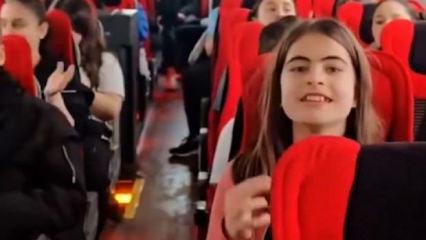 İstanbul'da &ouml;ğrenciler cami ziyaretine ilahilerle gittiler