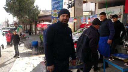 Kilis'te tezgahta g&ouml;rd&uuml;, sevin&ccedil;ten &ccedil;iğ &ccedil;iğ yedi