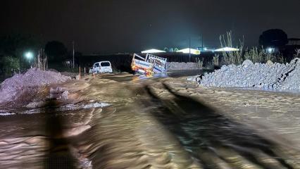 Manisa'da dere taştı, iki ara&ccedil; suda mahsur kaldı