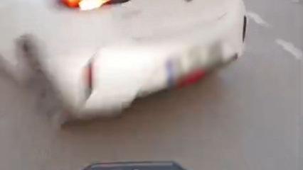 Motosikletin otomobile &ccedil;arptığı kaza kask kamerasında