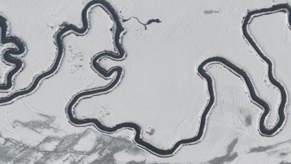 Nehil Deresi'nde g&ouml;z dolduran manzara: Menderesler beyaz &ouml;rt&uuml;yle kaplandı