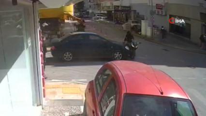 Otomobil ile &ccedil;arpışan motosikletli metrelerce savruldu