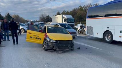 Otomobil ticari taksiye &ccedil;arptı, 3 kişi yaralandı