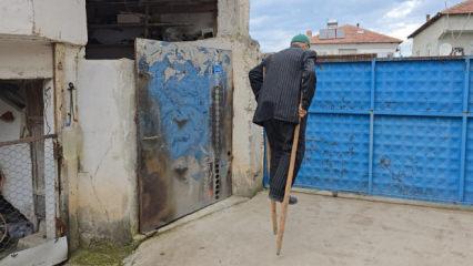 Samsun'da ilgin&ccedil; gelenek: 83 yaşındaki adam tahta bacakla dolaşıyor