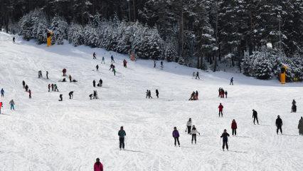 Sarıkamış&rsquo;ta hafta sonu yoğunluğu: Pistler kayakseverlerle coştu