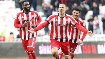 Sivasspor'da korkutan kaza! Takımın yıldızı Rey Manaj trafik kazası ge&ccedil;irdi