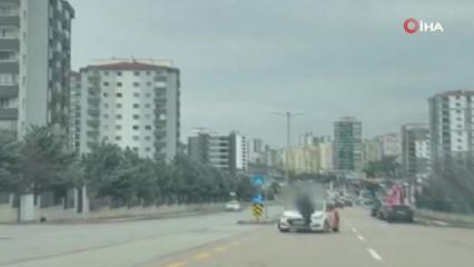 S&uuml;r&uuml;c&uuml; eğitmeni dehşet sa&ccedil;tı! Kaputun &uuml;zerinde kilometrelerce s&uuml;r&uuml;kledi