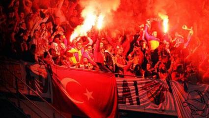 Yunan taraftarların Beşiktaş ma&ccedil;ında a&ccedil;tığı ırk&ccedil;ı pankarta &ouml;d&uuml;l gibi ceza!