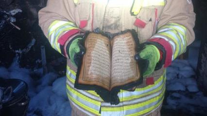 Alevlere rağmen zarar g&ouml;rmedi: İtfaiye eri Kur'an-ı Kerim'i kurtardı