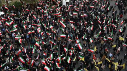 ABD ve İsrail'e k&ouml;t&uuml; haber! İran halkı sokaklara d&ouml;k&uuml;ld&uuml;! H&uuml;k&uuml;mete savaş desteği