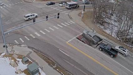 ABD'de kırmızı ışıkta bekleyen iki ara&ccedil; yolda oluşan obruğa d&uuml;şt&uuml;