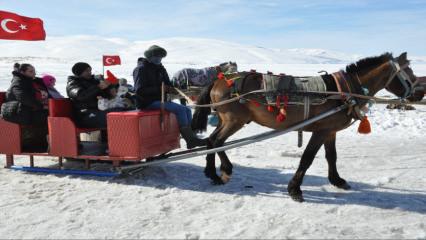 Adrenalin severlere &ouml;zel: Kars'ta 70 santimetre buz &uuml;st&uuml;nde atlı safari