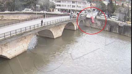 Amasya'da korkun&ccedil; kaza: Anne-kızın olduğu ara&ccedil; ters y&ouml;ne girdi, araca &ccedil;arpıp nehre u&ccedil;tu!