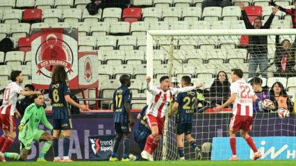 Fenerbah&ccedil;e'ye 2-0'dan d&ouml;nmek yetmedi! Zirve yarışında kan kaybı s&uuml;r&uuml;yor