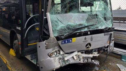  Avcılar'da iki metrob&uuml;s &ccedil;arpıştı: 5 yaralı