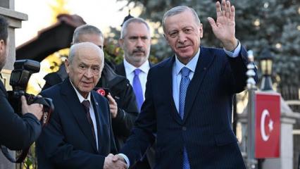 Bah&ccedil;eli'den Erdoğan'a doğum g&uuml;n&uuml;ne &ouml;zel '72 g&uuml;l' ve anlamlı tablo hediyesi!