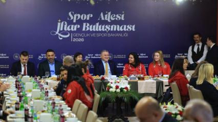 Bakan Bak, milli sporcularla iftarda buluştu