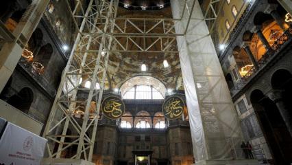 Bakan Ersoy a&ccedil;ıkladı: Ayasofya&rsquo;da s&uuml;re&ccedil; devam ediyor, Sultanahmet&rsquo;te &ccedil;alışmalar tamamlandı