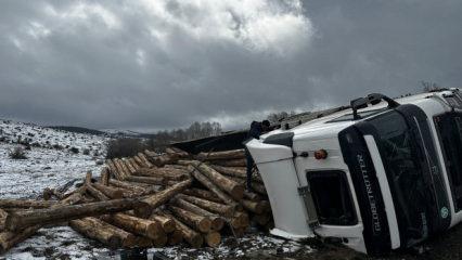 Bolu'da korkutan kaza: Tomruk y&uuml;kl&uuml; tır devrildi!