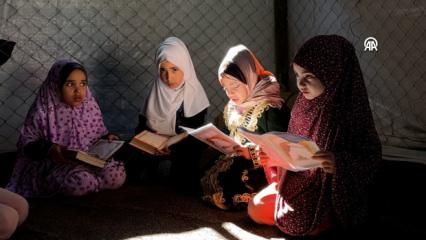 Enkazların arasında Kur'an sesi! İman varsa imkan da vardır