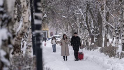 Erzurum'da yoğun kar yağışı nedeniyle 'taşımalı' eğitime ara verildi