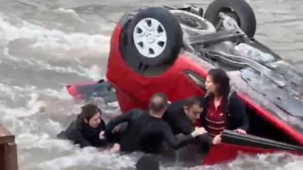 Hafif ticari ara&ccedil;la &ccedil;arpışan otomobil, nehre u&ccedil;tu; anne ile kızı yaralı